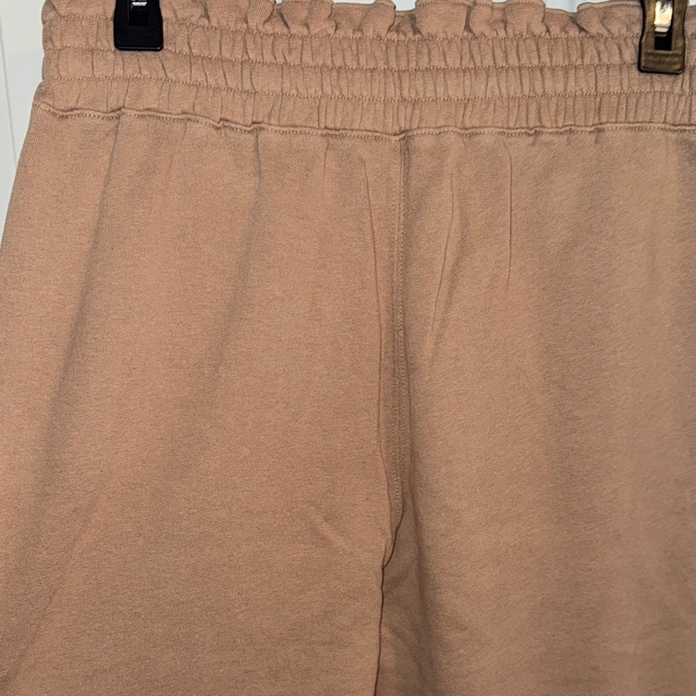 HOLLISTER- ultra high Tan jogger pants size medium - Picture 12 of 14